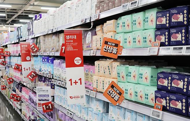이재명 대통령이 지난해 12월 높은 생리대 가격을 지적한 이후, 쿠팡과 다이소가 개당 99~100원 초저가 생리대를 출시했다. 연합뉴스
