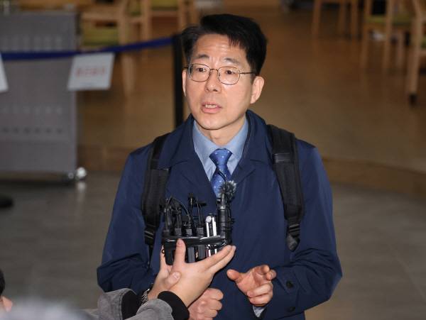 황종우 해수부 장관 후보자가 3일 오전 부산 중구 부산항만공사에 출근해 질의에 답변하고 있다. 연합뉴스