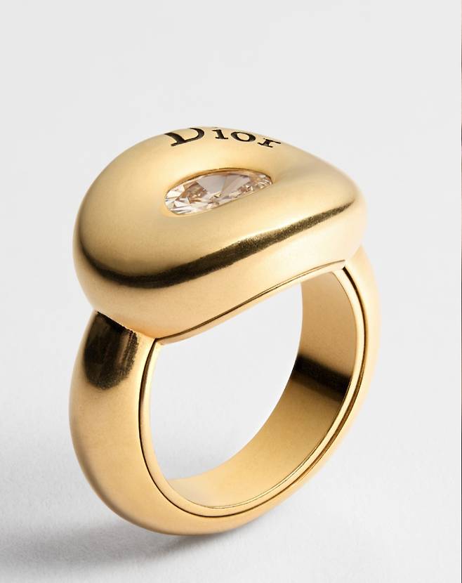 볼드한 매력의 디올 록스 반지. 디올 제공
