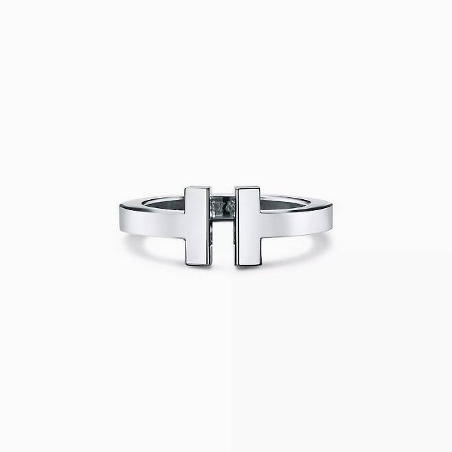 티파니의 실버 T 스퀘어 링. 티파니 제공