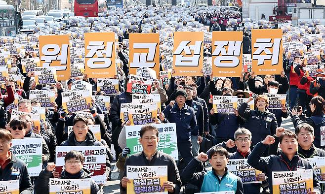 민주노총 조합원들이 10일 서울 종로구 세종대로 일대에서 열린 민주노총 투쟁 선포대회에서 구호를 외치고 있다