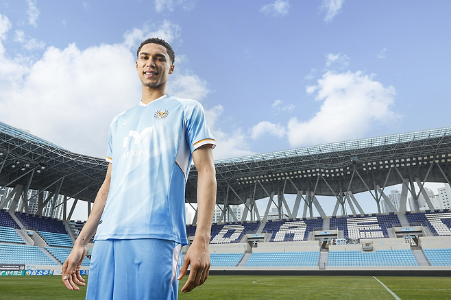 대구가 새로 영입한 201cm 장신 외국인 공격수 데커스. 대구FC 제공