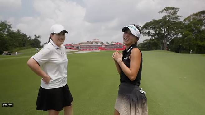 박인비(왼쪽)와 리디아 고가 LPGA 투어 HSBC 월드 챔피언십이 열린 싱가포르의 센토사 골프클럽에서 얘기를 나누고 있다. 유튜브 캡처