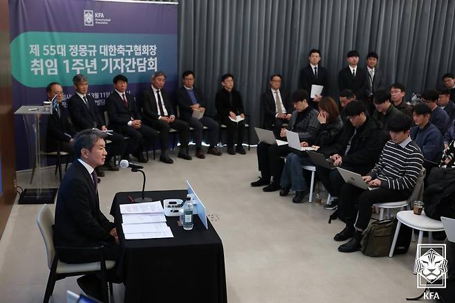 정몽규(왼쪽) 대한축구협회장의 기자 간담회 모습. /사진=대한축구협회 제공