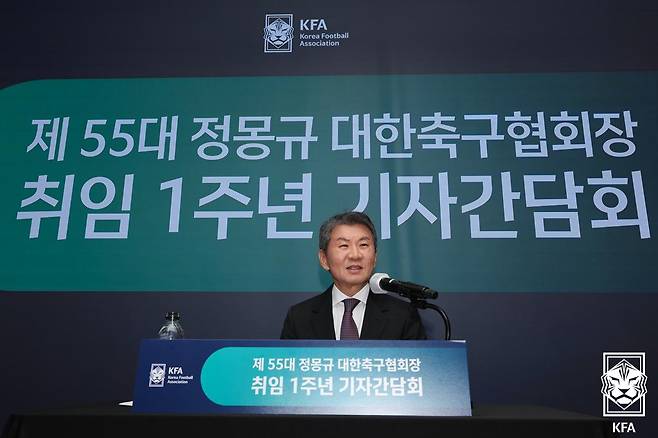 취재진의 질문에 답하는 정몽규 대한축구협회장. /사진=대한축구협회 제공
