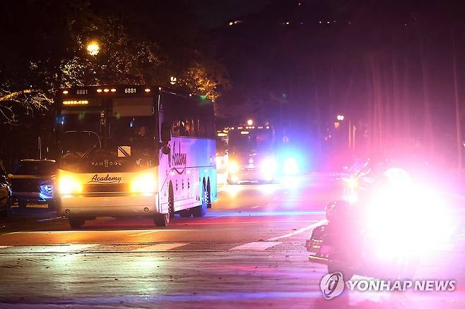 WBC 8강 진출, 마이애미 도착하는 한국 선수들 (마이애미=연합뉴스) 윤동진 기자 = WBC 8강에 진출한 한국대표팀이 탑승한 버스가 11일(현지시간) 미국 플로리다 마이애미의 한 호텔에 도착하고 있다. 2025.3.11 mon@yna.co.kr