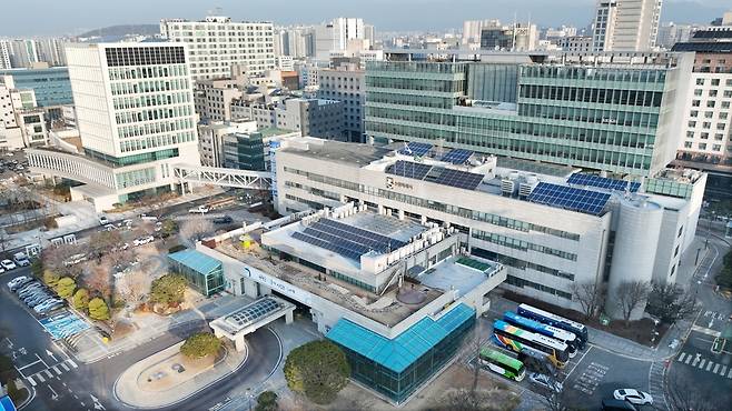 수원특례시청 청사 전경.