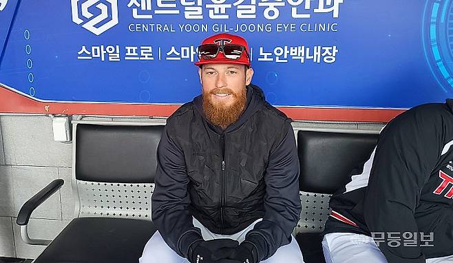 12일 본인의 투구에 대해 평가하고 있는 아담 올러.