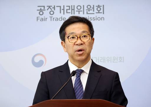 문재호 공정거래위원회 카르텔조사국장이 12일 세종시 정부세종청사에서 이마트에 돼지고기를 납품하는 과정에서 사전에 입찰가격 또는 견적가격을 합의한 9개 사업자에 대해 시정명령과 과징금 총 31억 6000만 원을 부과하고 6개 법인을 검찰에 고발한다고 밝히고 있다. /사진=뉴시스
