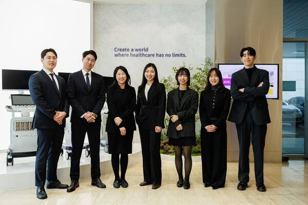 (왼쪽부터) 박종호 과장 Lean 리더, 고경우 부장 우먼스헬스 사업부 Leader, 오혜인 차장 GI 프로덕트 매니저, 이문희 과장 우먼스헬스 프로덕트 매니저, 나유진 선임 소프트웨어 엔지니어, 최은영 차장 Order Fulfilment Manager, 정장희 책임 하드웨어 엔지니어