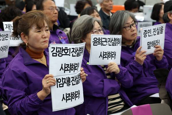 12일 서울 중구 은행회관에서 열린 10·29 이태원참사 진상규명과 재발방지를 위한 특별조사위원회 청문회에서 유가족들이 손팻말을 들고 증언을 듣고 있다. 2026.3.12. 연합뉴스