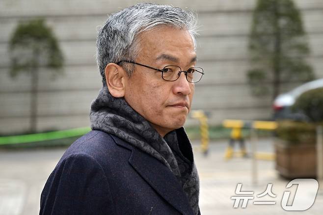 최상목 전 경제부총리가 10일 서울 서초구 중앙지방법원에서 열린 '헌법재판관 미임명' 관련 직권남용 권리행사방해 등 첫 공판에 출석하고 있다. (공동취재) 2026.2.10 ⓒ 뉴스1 안은나 기자