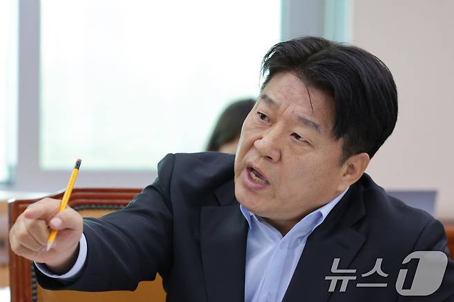 양문석 더불어민주당 의원이 22일 서울 여의도 국회 문화체육관광위원회에서 열린 국립중앙박물관 등에 대한 국정감사에서 질의하고 있다. 2025.10.22 ⓒ 뉴스1 신웅수 기자