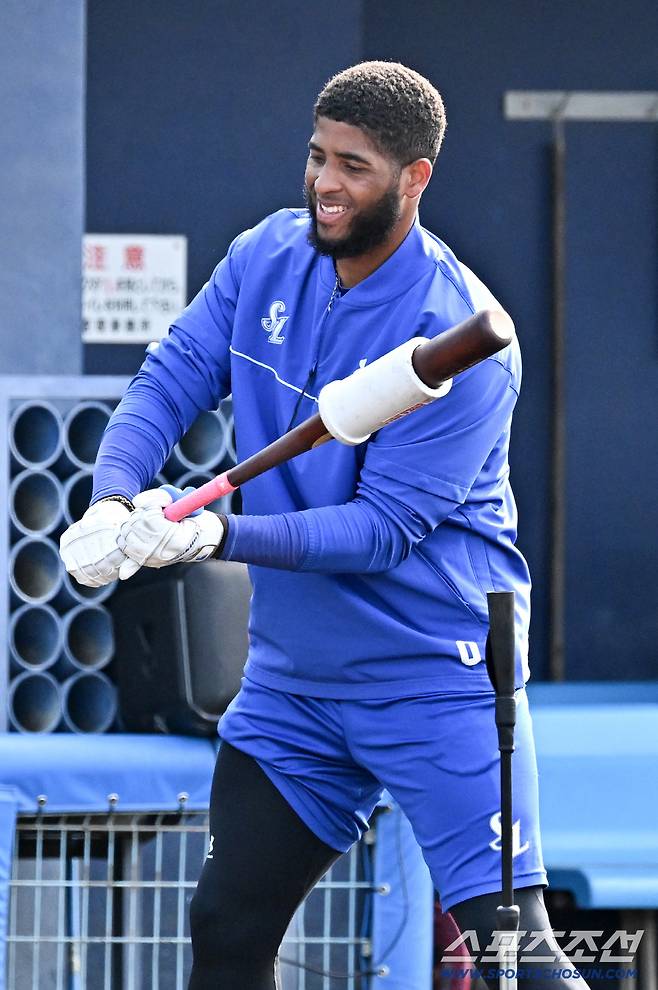 20일 일본 오키나와 온나손 아카마 구장에서 열린 대한민국 야구 대표팀과 삼성 라이온즈의 평가전, 디아즈가 훈련을 하고 있다. 오키나와(일본)=박재만 기자 pjm@sportschosun.com./2026.02.20/