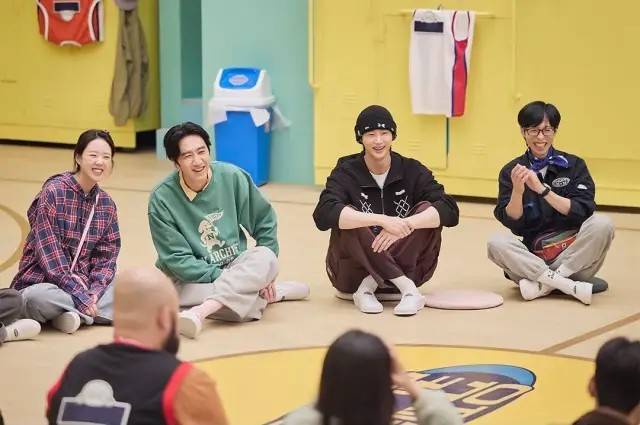넷플릭스 '유재석 캠프' 제작진이 변우석(왼쪽에서 세 번째)의 모습이 담긴 스틸을 공개했다. /넷플릭스