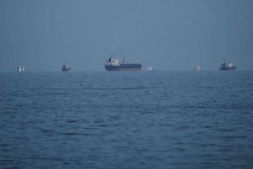 11일(현지시간) 호르무즈 해협 인근에서 발이 묶인 컨테이너선들. AP연합뉴스