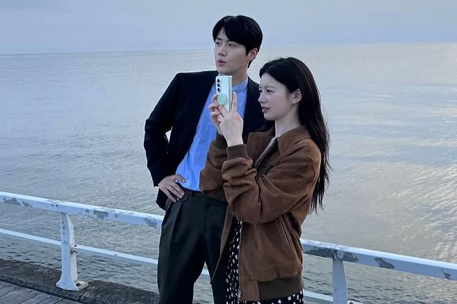 넷플릭스 '이 사랑 통역 되나요?'에서 배우 고윤정(차무희)이 르하스(L'HAS)의 '클래식 스웨이드 봄버 재킷'을 입고 있다. /고윤정 인스타그램