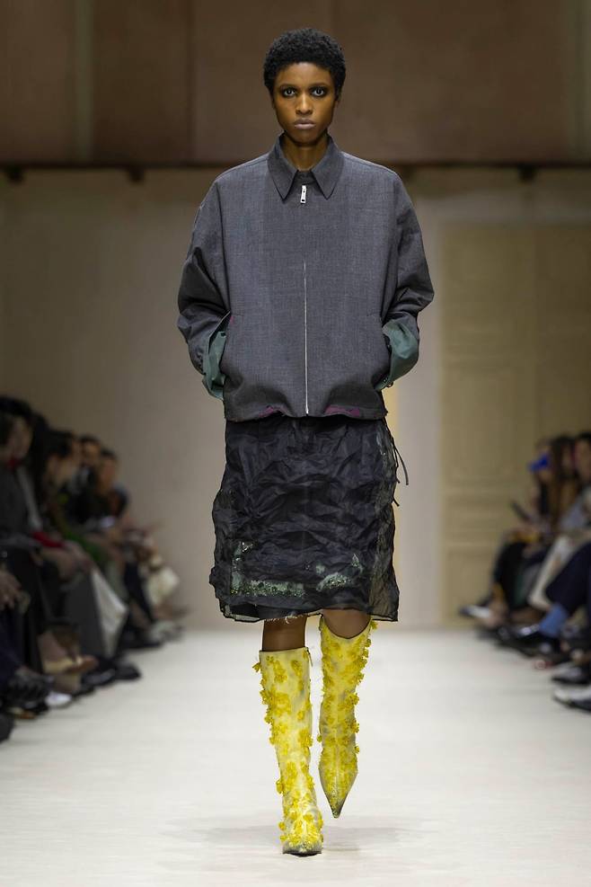 프라다가 26FW 여성 컬렉션에서 선보인 블루종. /프라다 공식 홈페이지)