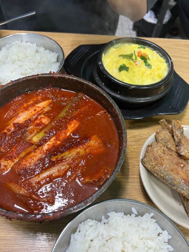 서울 중구 남대문시장의 ‘희락갈치’. 대표 메뉴인 갈치조림은 1인분에 1만4000원이다.
김도언 소설가 제공