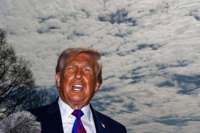 도널드 트럼프 미국 대통령이 11일(현지시간) 미국 워싱턴DC 백악관 경내에서 취재진 질문에 답하고 있다. AP뉴시스