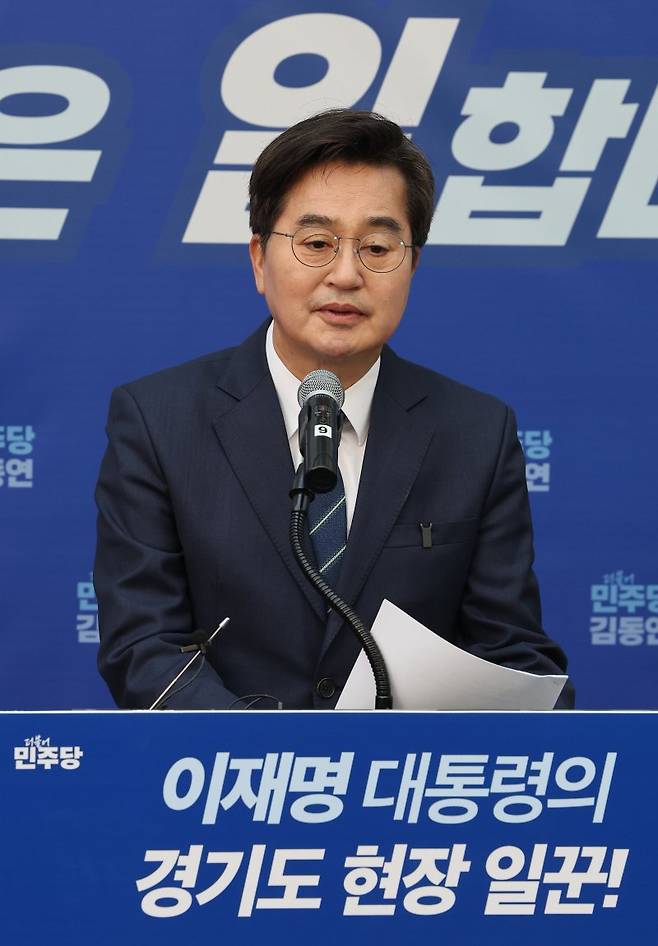 김동연 경기도지사가 12일 경기 안양역에서 제9회 전국동시지방선거 경기도지사 후보 출마 선언을 하고 있다. 연합뉴스