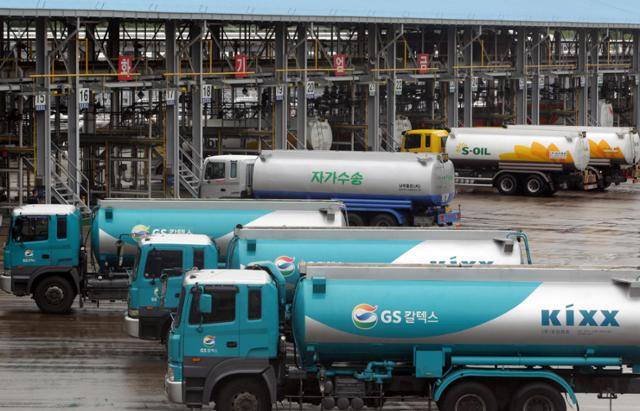 정부가 국제에너지기구(IEA)의 비축유 방출 공동 결의에 따라 국내 비축유 2,246만 배럴을 방출하기로 했다. 사진은 2011년 6월 24일 경기 성남시 분당구 석운동 대한송유관공사에서 기름을 싣기 위해 대기하고 있는 각 정유사 차량의 모습. 연합뉴스