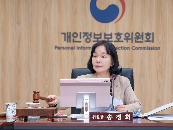 송경희 개인정보보호위원회 위원장이 3월11일 서울 종로구 정부서울청사에서 열린 개인정보위 전체 회의에서 의사봉을 두드리고 있다. 개인정보위 제공