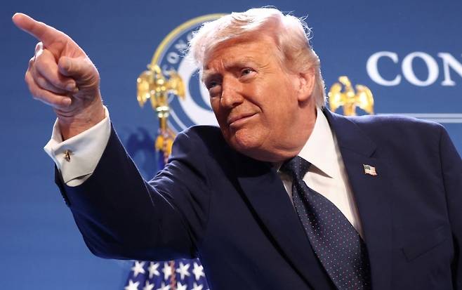 도널드 트럼프 미국 대통령이 9일(현지시간) 미국 플로리다주 마이애미의 트럼프 내셔널 도럴에서 열린 공화당 행사에서 연설한 뒤 손짓하고 있다. 로이터 연합뉴스