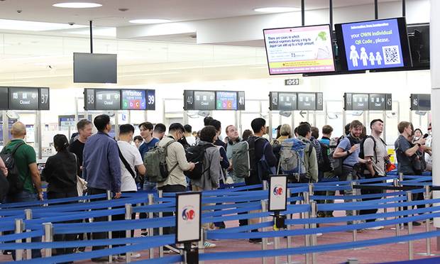 지난해 6월 1일 일본 도쿄 하네다공항에서 외국인들이 입국 심사를 위해 길게 줄을 서고 있다. 연합뉴스