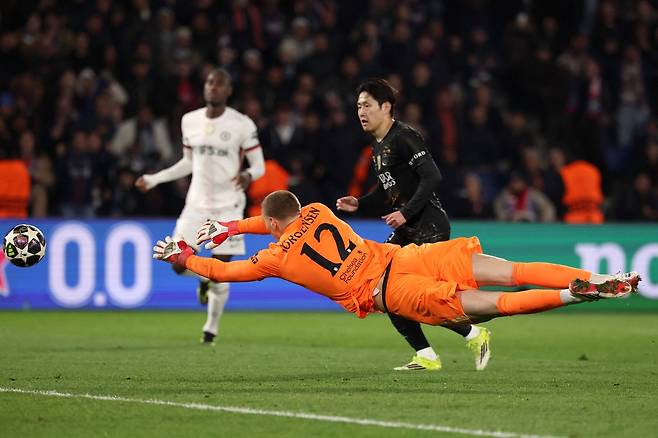 파리 생제르맹(PSG)의 이강인이 12일 홈에서 열린 유럽 챔피언스리그 16강 1차전 첼시와 경기에서 오프사이드 위치로 인해 이후 취소된 골을 넣고 있다. AFP연합뉴스
