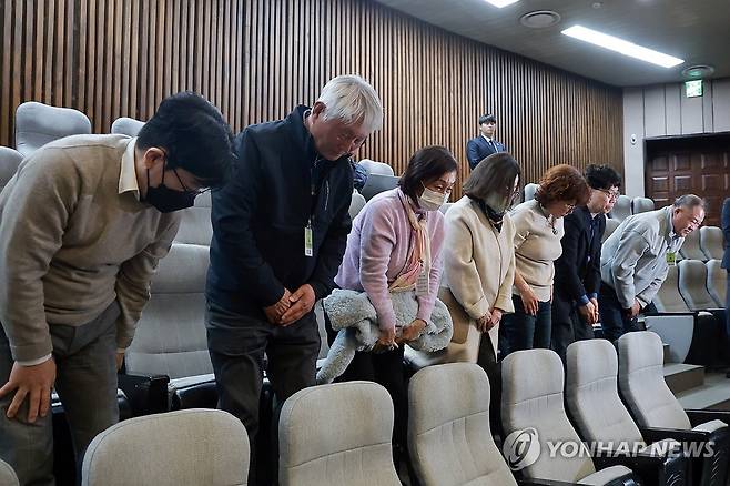 가습기살균제피해구제법 개정안 본회의 통과 인사하는 유가족들 (서울=연합뉴스) 신현우 기자 = 12일 국회에서 열린 3월 임시국회 본회의에서 가습기살균제 피해구제를 위한 특별법 전부개정법률안(대안)이 통과된 뒤 방청석에 앉은 피해자 유가족이 인사하고 있다. 2026.3.12 nowwego@yna.co.kr