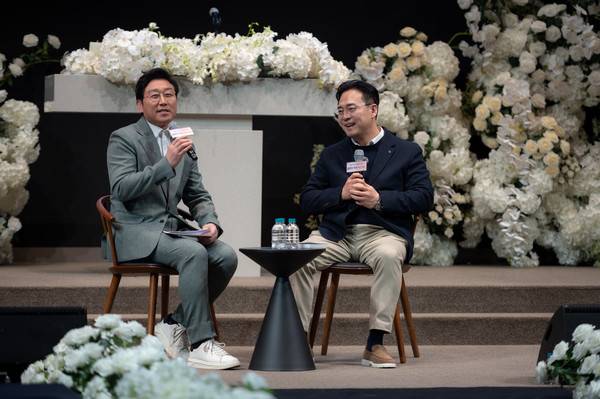 윤준호 작가의 저서 『삶을 바꾸는 매일의 안부』 출간 기념 북콘서트가 12일 대전 팔레드오페라 가르니에홀에서 개최됐다.사진=윤준호 작가 제공.