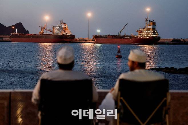 선박이 미국이스라엘과 이란 간 충돌 속에서 오만 무스카트 해상에 정박해 있다.(사진=로이터연합뉴스)