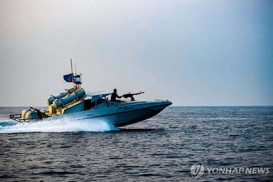 이란 이슬람혁명수비대(IRGC)의 고속정 훈련 모습 〈사진=EPA 연합뉴스〉