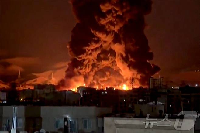 지난 8일(현지시간) 미국과 이스라엘의 공격을 받은 이란 수도 테헤란의 한 정유저장소에 화재가 발행해 화염이 치솟고 있다. 2026.03.08 ⓒAFP=뉴스1