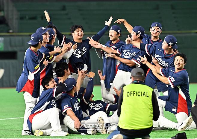 대한민국 야구대표팀의 문보경(가운데)이 9일 일본 도쿄 도쿄돔에서 열린 2026 WBC 조별리그 호주와의 경기에서 7-2로 승리해 극적으로 미국 마이애미에서 열리는 8강전 진출을 확정한 뒤 동료들과 기념 촬영을 하고 있다. 도쿄| 박진업 기자 upandup@sportsseoul.com