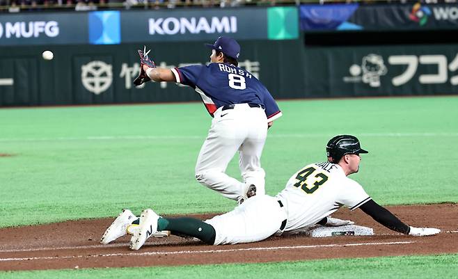 9일 일본 도쿄돔에서 열린 2026 WBC 조별리그 C조 4차전 대한민국과 호주의 경기. 7회말 무사 1루 호주 데일이 내야안타를 치고 1루에서 세이프되고 있다. 한국 1루수는 노시환. 사진 | 도쿄=연합뉴스