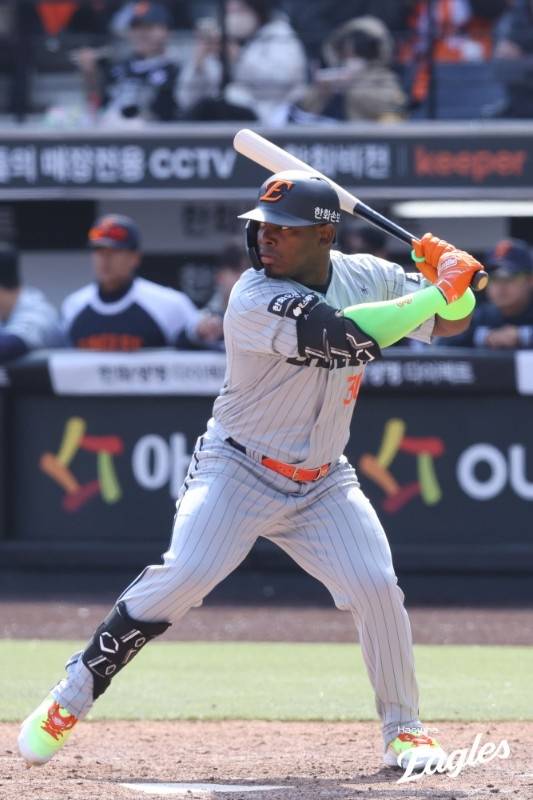 한화 페라자가 13일 대전 한화생명 볼파크에서 열린 2026 KBO리그 시범경기 삼성전에서 타격하고 있다. 사진 | 한화 이글스