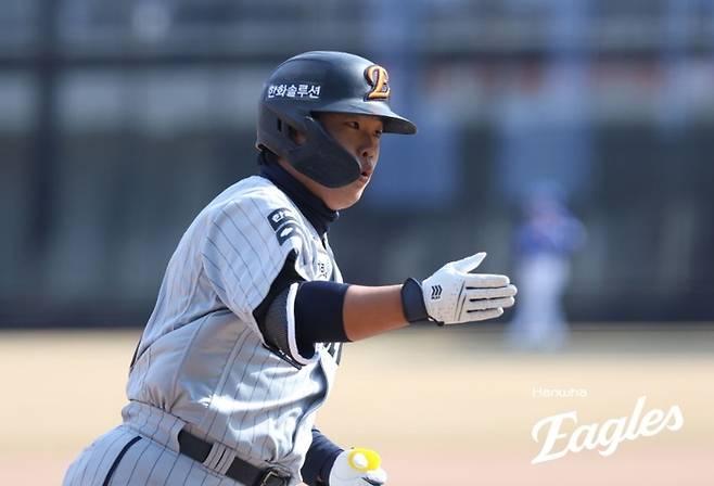 한화 강백호가 13일 대전 한화생명 볼파크에서 열린 2026 KBO리그 시범경기 삼성전에서 홈런을 치고 세리머니를 하고 있다. 사진 | 한화 이글스