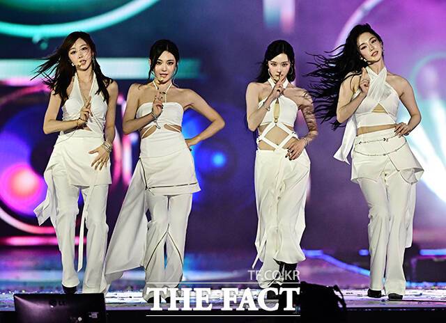 에스파가 오는 5월 새 앨범을 발매한다. 사진은 지난해 9월 마카오에서 열린 '2025 TMA'에 참석해 무대를 펼치는 모습. /배정한 기자
