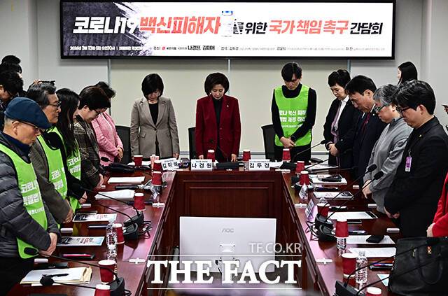 피해자를 위해 묵념하는 참석자들.