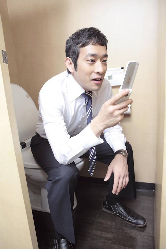 화장실에서 스마트폰을 사용하는 습관이 배변 시간을 늘려 치질 위험을 높일 수 있다는 연구 결과가 나왔다. 일부 연구에서는 화장실에서 스마트폰을 사용하는 사람이 그렇지 않은 사람보다 치질 위험이 더 높은 것으로 나타났다. 게티이미지뱅크