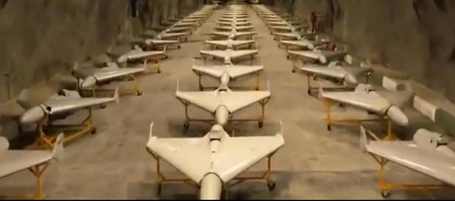 이란 혁명수비대가 공개한 지하 격납고 비축 드론들. 사진 출처 X