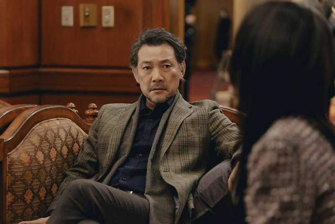 드라마 ‘레이디 두아’에서 대부업체 대표 홍성신(정진영)은 사라 킴(신혜선)의 도움으로 복막투석을 시행한다./사진=넷플릭스 제공