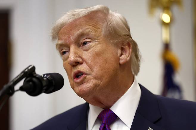 도널드 트럼프 미국 대통령이 지난달 12일(현지시간) 워싱턴DC 백악관 루즈벨트룸에서 2009년 버락 오바마 정부 시절 정해진 ‘온실가스 위해성 판단(endangerment finding)’을 폐기한다고 발표했다. EPA=연합뉴스