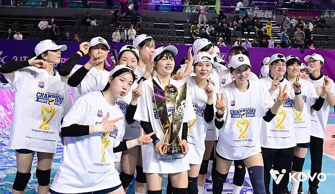 13일 인천 삼산체육관에서 열린 흥국생명과 경기에서 3-1로 이겨 정규리그 1위를 확정지은 도로공사 선수들. 사진 한국배구연맹