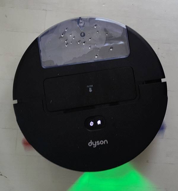 다이슨 스팟앤스크럽 Ai 로봇청소기가 집안을 청소하고 있다. 정옥재 기자