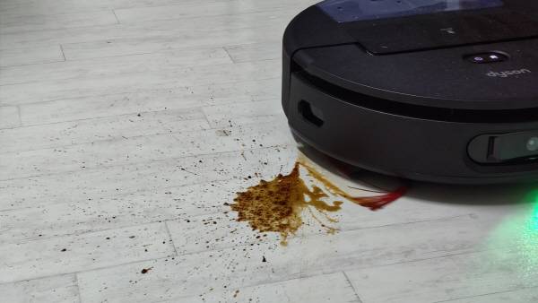 다이슨 스팟앤스크럽 Ai 로봇청소기가 바닥에 쏟은 간장을 닦고 있다. 정옥재 기자