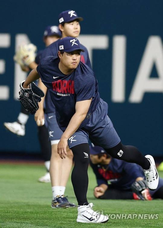 예열하는 류현진 / 사진=연합뉴스