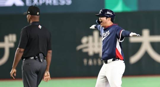 2타점 적시타 친 문보경 '승리하자!". 사진(도쿄=연합뉴스)